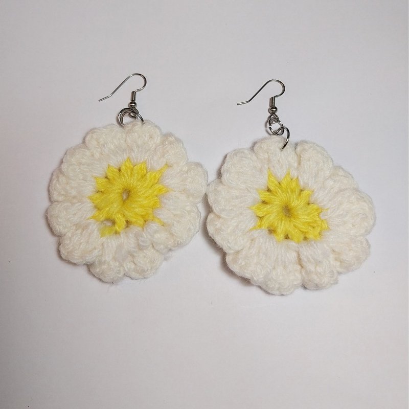 White Yellow Flower Crochet Earring Handmade Stainless Wire Hook - 耳环/耳夹 - 其他人造纤维 黄色
