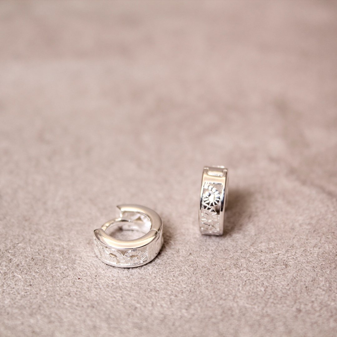 【SWS饰品】经典雕刻纯银圈圈耳环。纯银耳环、易扣耳环耳扣 - 耳环/耳夹 - 纯银 银色