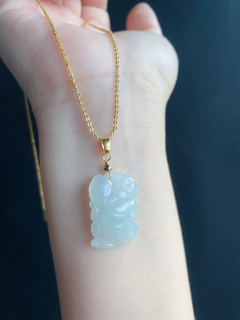 【售出】天然缅甸玉翡翠 冰淡绿底 猴 猴子抱桃 项链 长寿 - 挂绳/吊绳 - 玉石 绿色