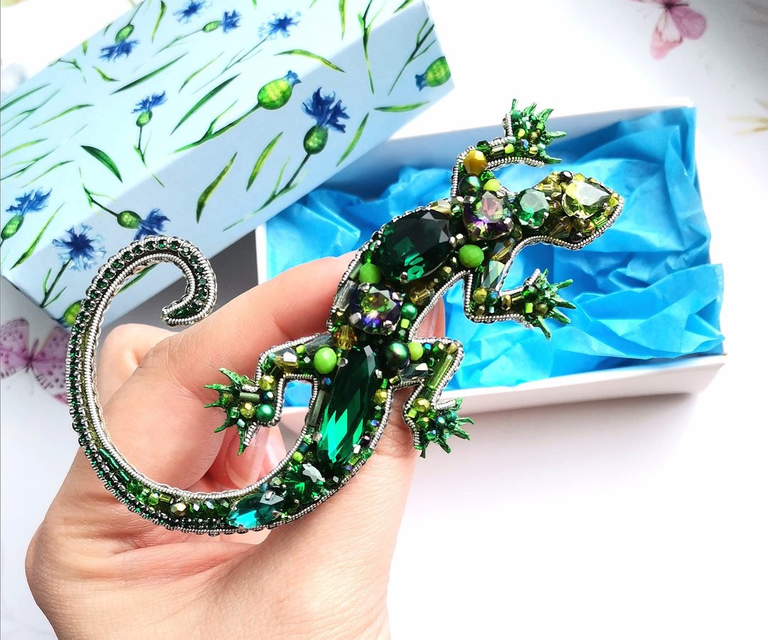Lizard jewelry brooch with crystals, Lizard pin - 胸针 - 其他材质 绿色