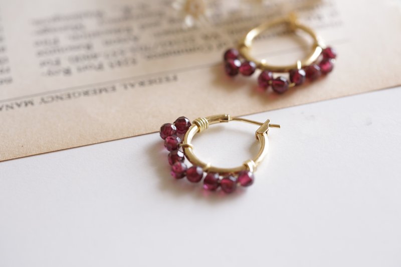 Happy circle 快乐圆圈│红石榴石款耳圈  可改夹式 生日礼物 - 耳环/耳夹 - 其他金属 红色