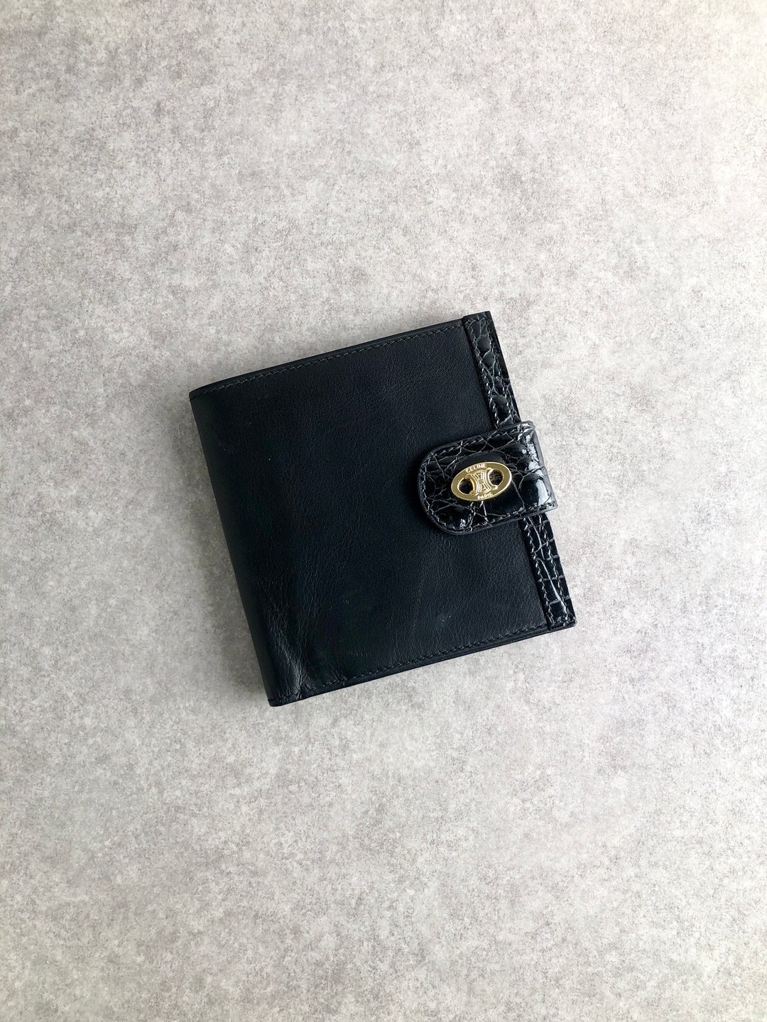 【 日本直送 名牌中古包 】CELINE 赛琳 皮夹 黑色 Blazon 压鳄鱼纹皮革 双折短夹 vintage 古董 ha2kjw - 皮夹/钱包 - 真皮 黑色