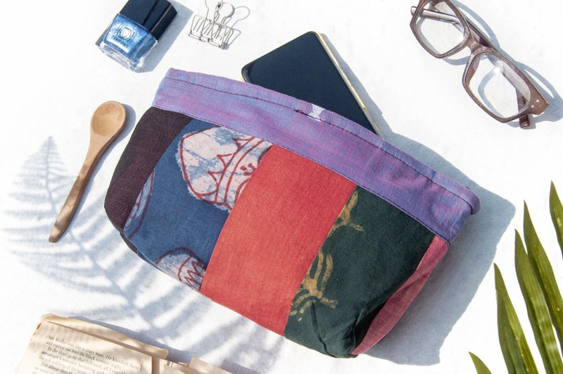 手工木刻印相机包/木刻印化妆包/蓝染植物染手机包/拼布手拿包-花 - 化妆包/杂物包 - 棉．麻 多色