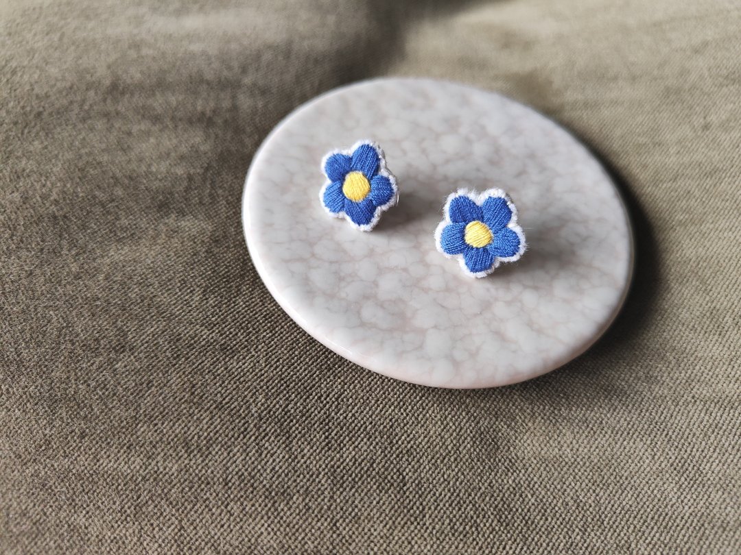 手工刺绣 | blue flower蓝色的花耳钉 - 耳环/耳夹 - 绣线 蓝色