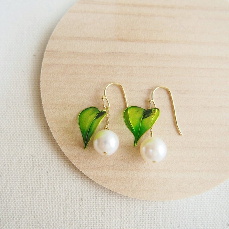 ivy leaf & freshwater pearl pierced earrings or clip-on earrings - 耳环/耳夹 - 树脂 绿色