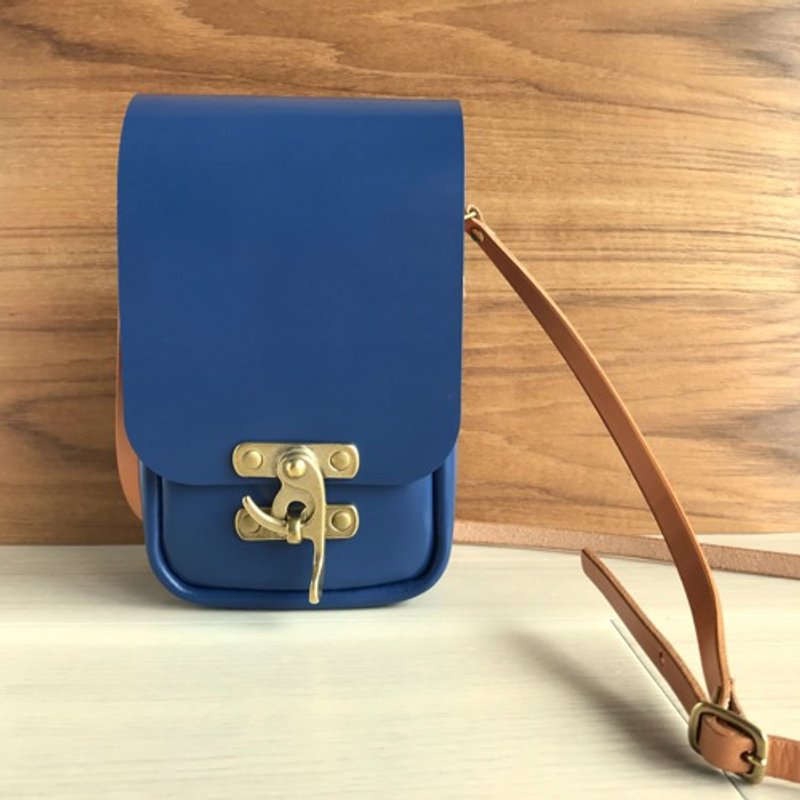 带有扭纹金属配件的皮革手拿包 - 侧背包/斜挎包 - 真皮 