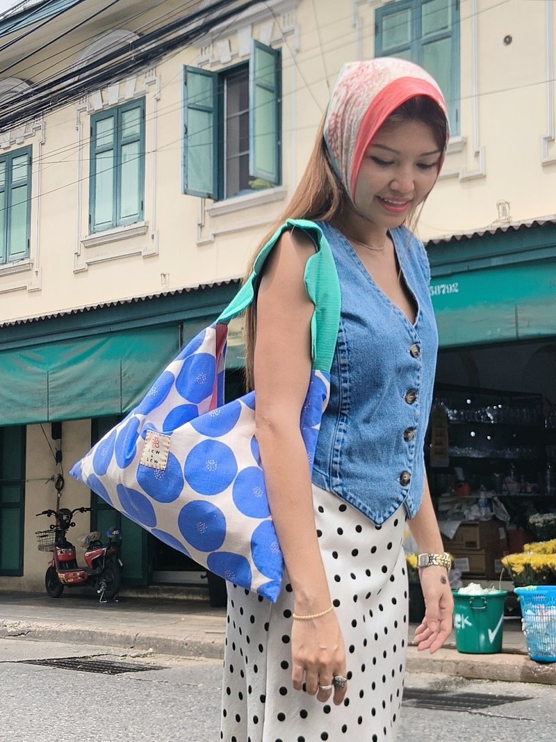 蓝色圆点日本流浪包 配薄荷色花朵肩带和可翻转包 - 手提包/手提袋 - 棉．麻 蓝色