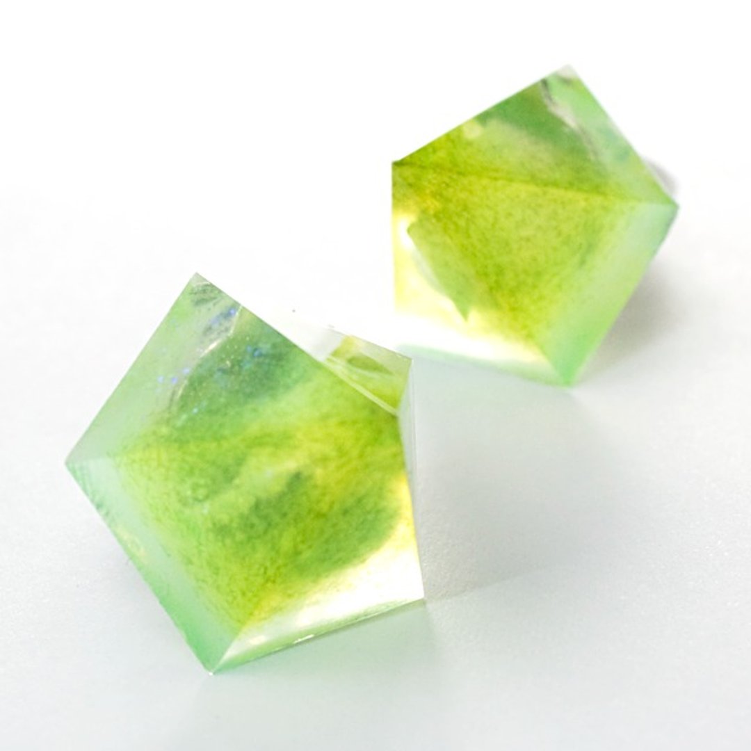 Pentagon earrings (green flash) - 耳环/耳夹 - 其他材质 绿色