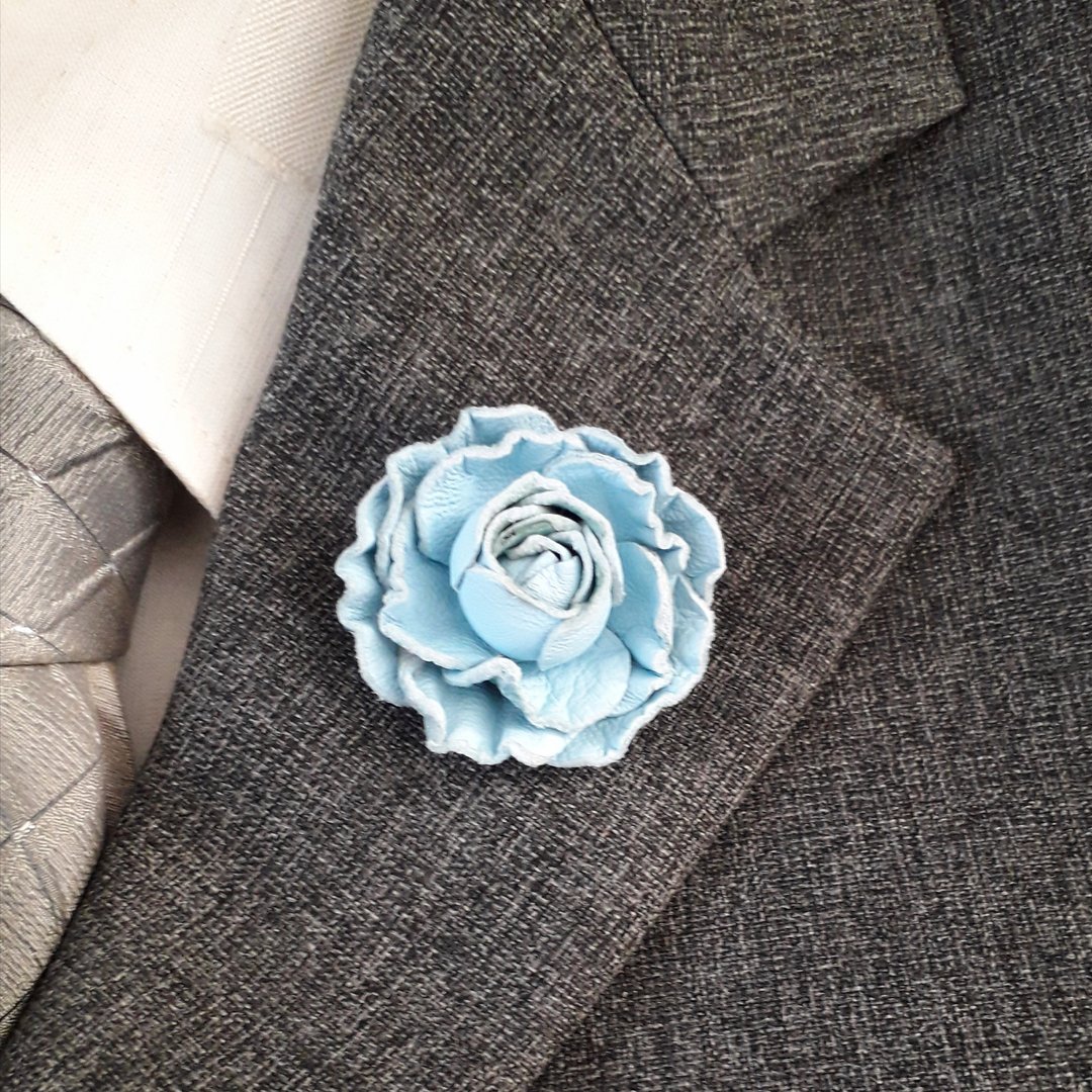 胸針 Men's lapel pin blue rose Leather boutonniere 3rd anniversary gift - 胸针 - 真皮 蓝色