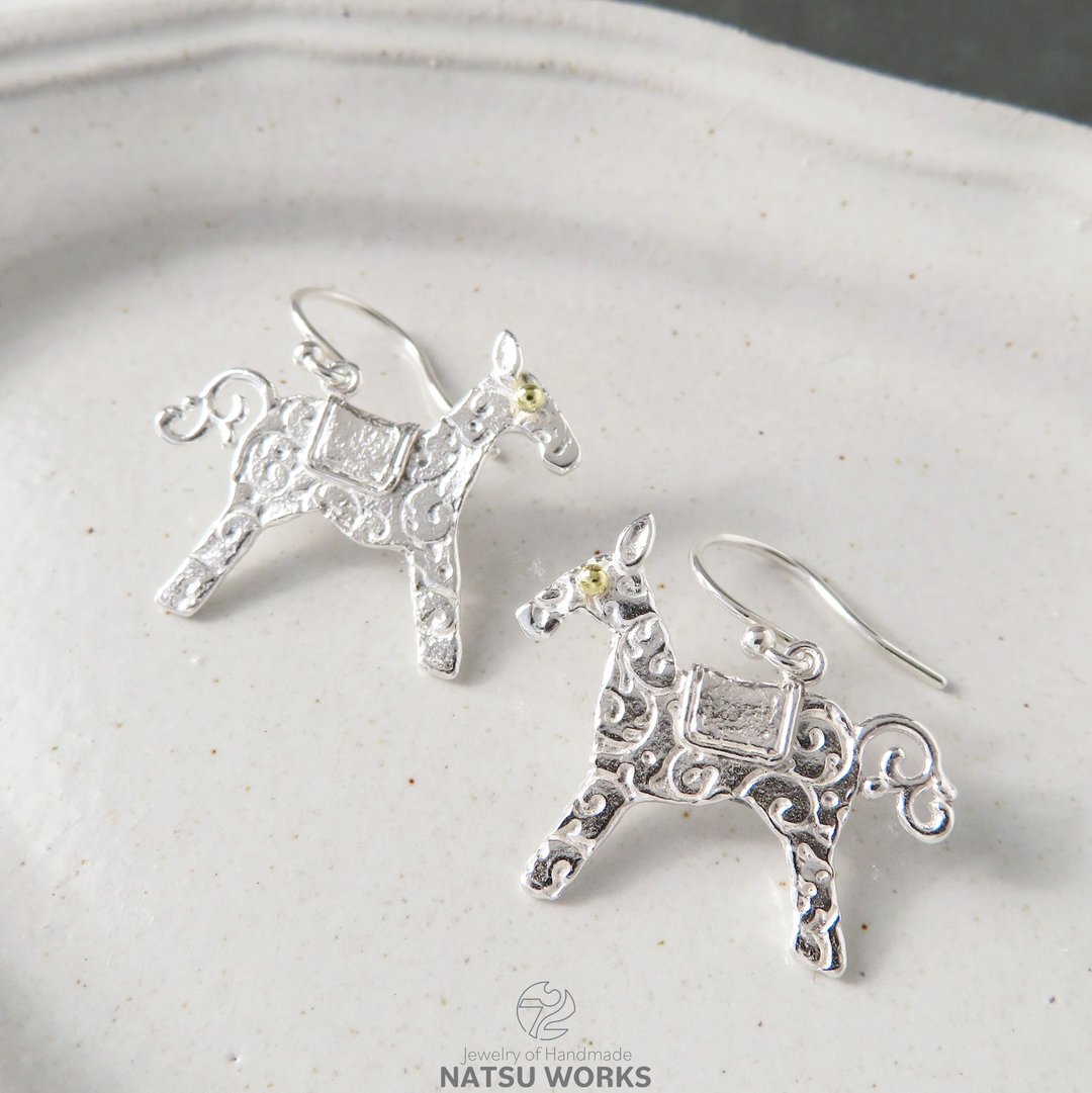 马耳环 / Silver Horse have Golden Eyes Earring - 耳环/耳夹 - 宝石 银色