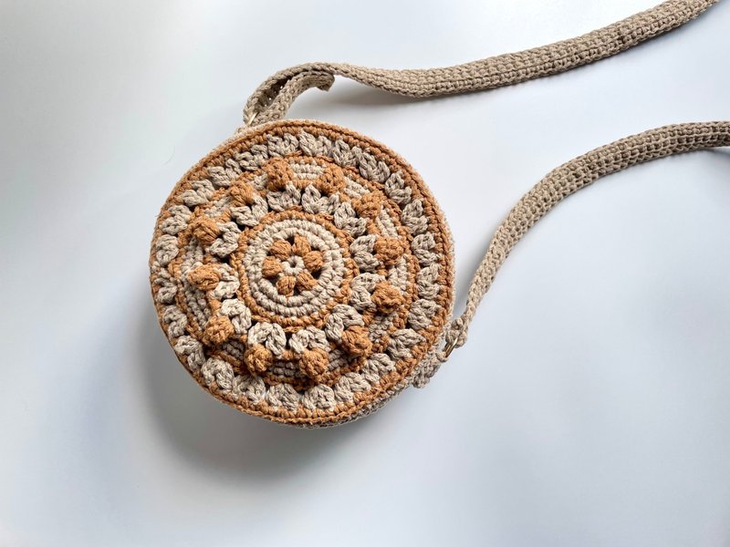 棉线编织立体花卉图案复古圆形斜背包 - 侧背包/斜挎包 - 棉．麻 卡其色