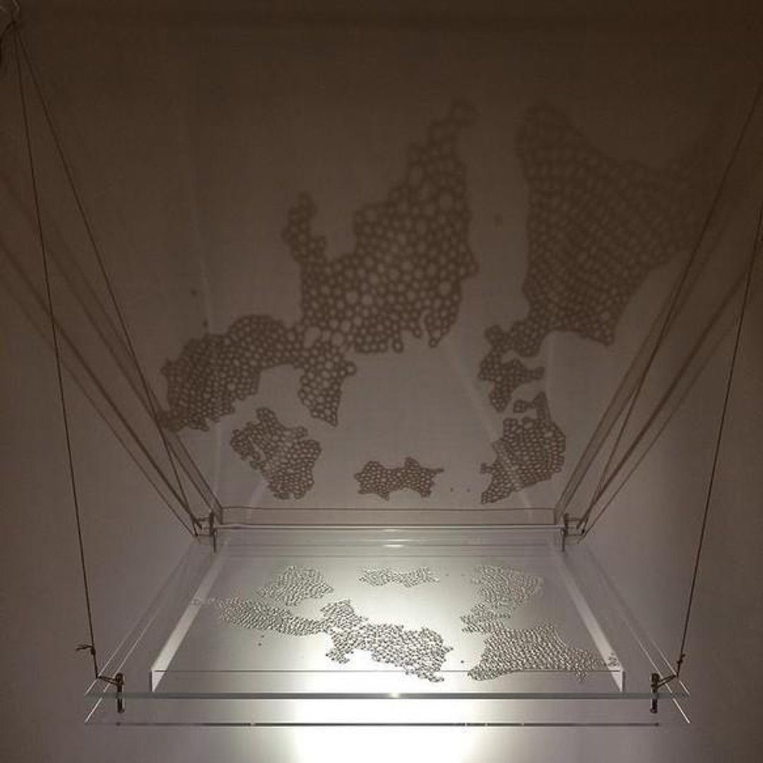 Japan is a reduced drawing of the world　-one of a kind- - 摆饰 - 玻璃 白色