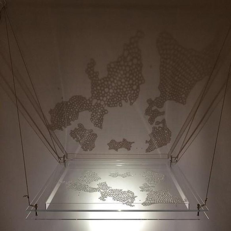 Japan is a reduced drawing of the world　-one of a kind- - 摆饰 - 玻璃 白色