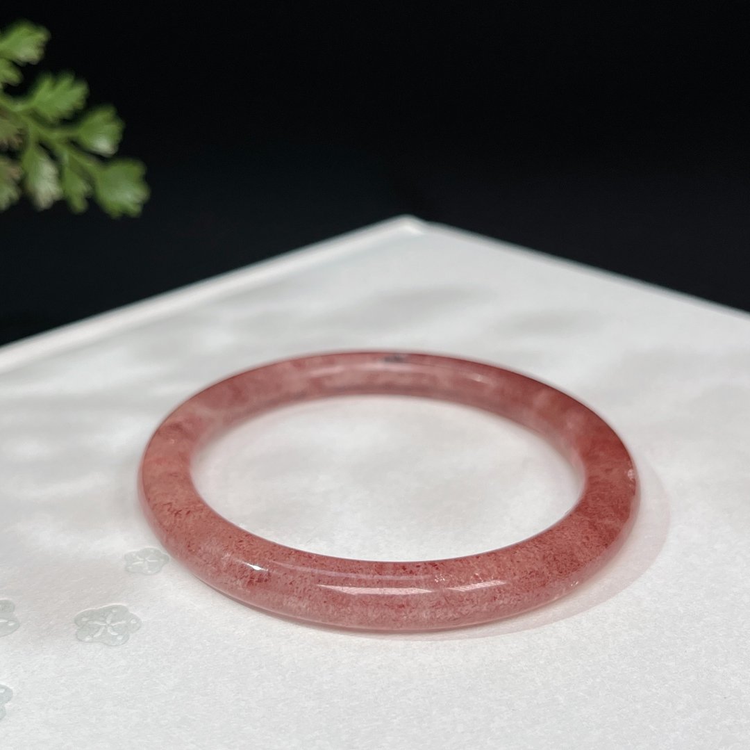 冰透草莓晶手镯50MM 甜美细圆条水晶手环 飘星光 提升气质 旺人缘 - 手链/手环 - 水晶 红色