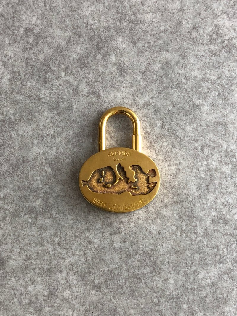【 日本直送 名牌中古包 】HERMES 爱马仕 锁头 金色 地中海 2003年 vintage 古董 zmavc5 - 吊饰 - 其他材质 金色
