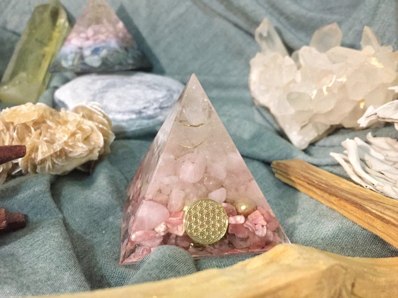 Orgonite 能量塔 — 白水晶柱、粉水晶、红纹石 - 摆饰 - 宝石 粉红色
