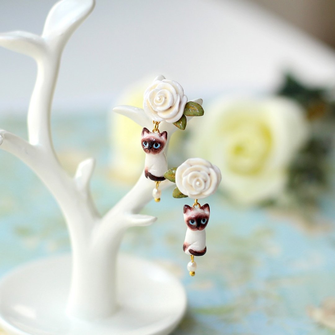 Charming Siamese cat with white rose Earrings, Siamese cat Earrings - 耳环/耳夹 - 粘土 白色