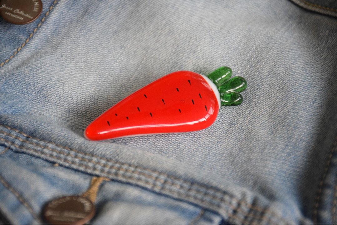 Art glass brooch carrot pin - Fused glass brooch glass jewelry - Handmade carrot - 胸针 - 玻璃 红色
