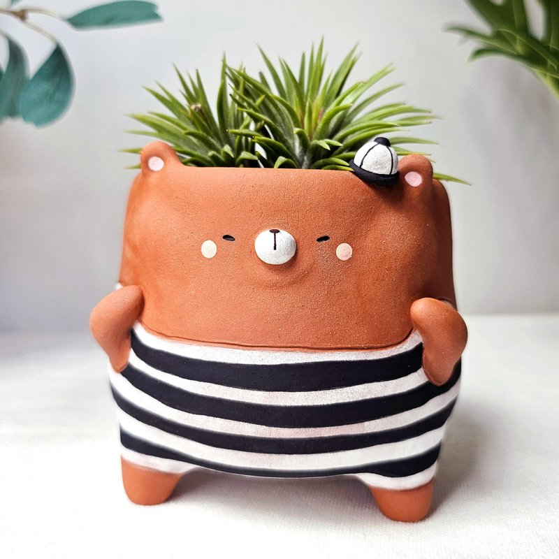 Bear planter wearing jail costume. Handmade terracotta 花 - 花瓶/陶器 - 陶 