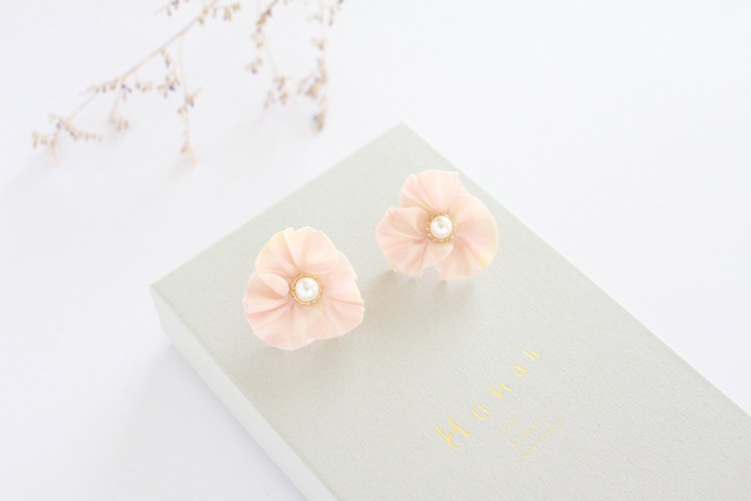 butterfly pearl earrings pink - 耳环/耳夹 - 粘土 粉红色