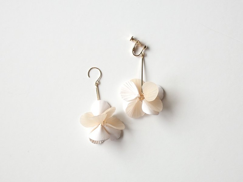 Petal earrings / white - 耳环/耳夹 - 粘土 白色