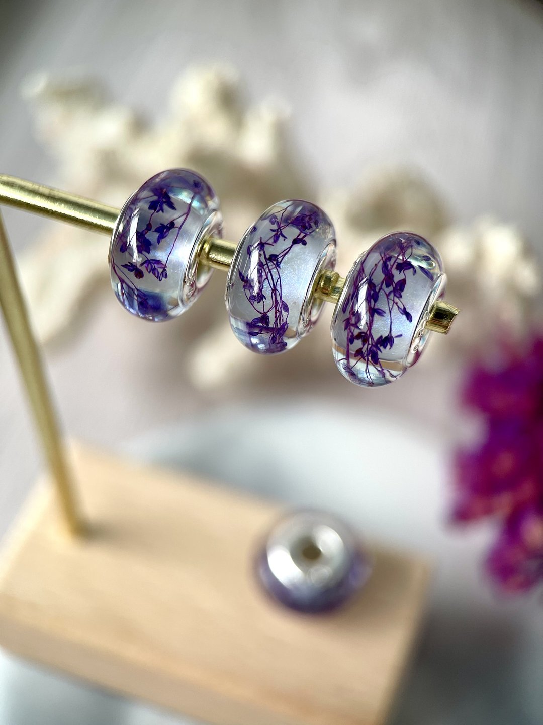 Murano glass bead,Real flower charm,Purple charm,Pandora charm - 手链/手环 - 植物．花 紫色