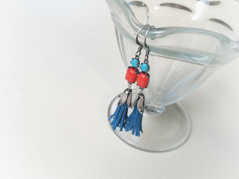 Mini tassel earrings in vintage Czech glass and French goat leather - 耳环/耳夹 - 玻璃 蓝色