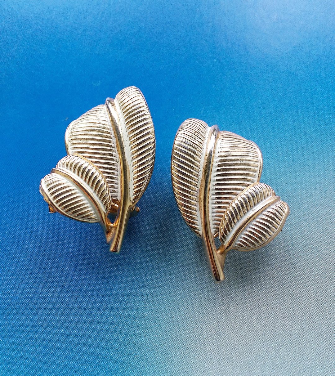 Vintage Jewelry 西洋古董饰品 KRAMER 白珐琅双叶 夹式耳环 - 耳环/耳夹 - 其他金属 白色