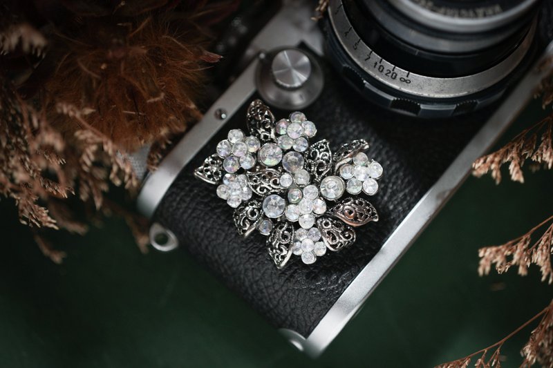 【老饰品/西洋老件】古典花团锦簇莱茵石老胸针 古着胸针 - 胸针 - 其他金属 银色