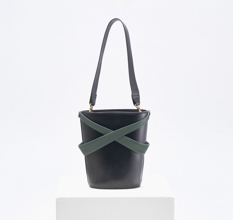 Cage Bucket Bag 素皮革 水桶包 侧背包 黑色x绿色 - 侧背包/斜挎包 - 人造皮革 黑色