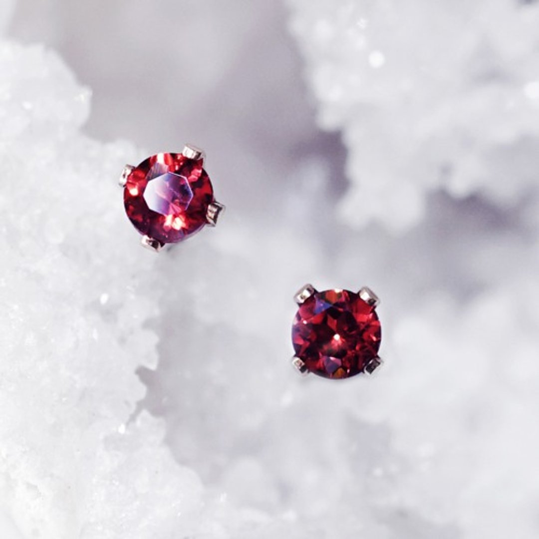 Garnet 3mm Stud Earrings Antonietta - 耳环/耳夹 - 宝石 红色