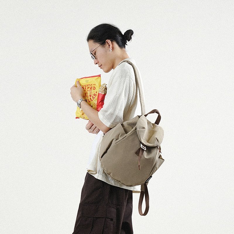 【FW25全新Wander系列】RORY 日常随身背包 中号 (沙卡其) - 后背包/双肩包 - 环保材料 卡其色