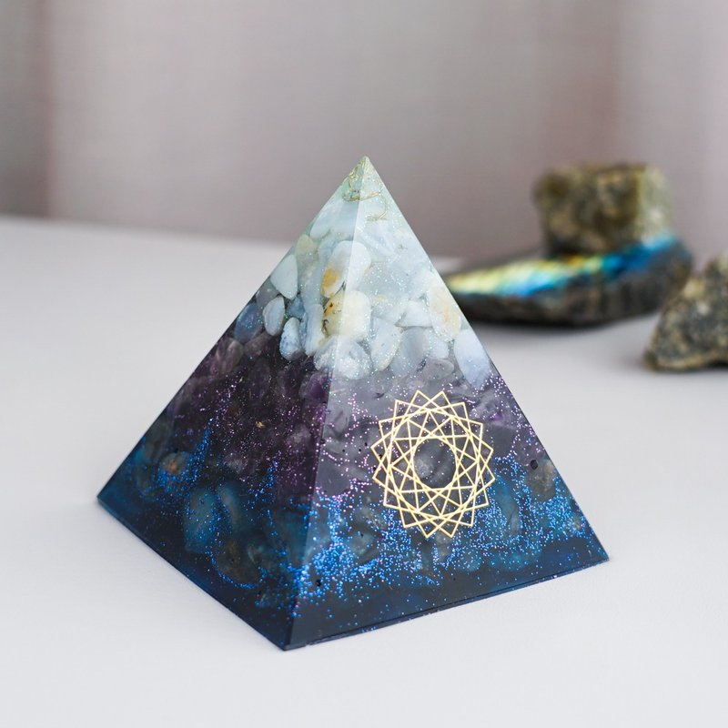 预订【蓝玉髓、紫晶、蓝发晶】奥根水晶能量金字塔Orgonite 8x8cm - 摆饰 - 水晶 紫色