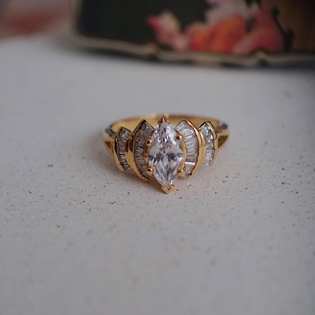 1996 Elizabeth Taylor for Avon绝版光芒系列水钻戒指 - 戒指 - 其他金属 金色