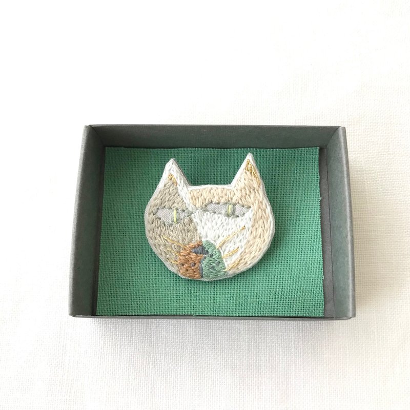 Brooch / Hand embroidery / Cat 002 / Boxed 1 item - 胸针 - 棉 白色