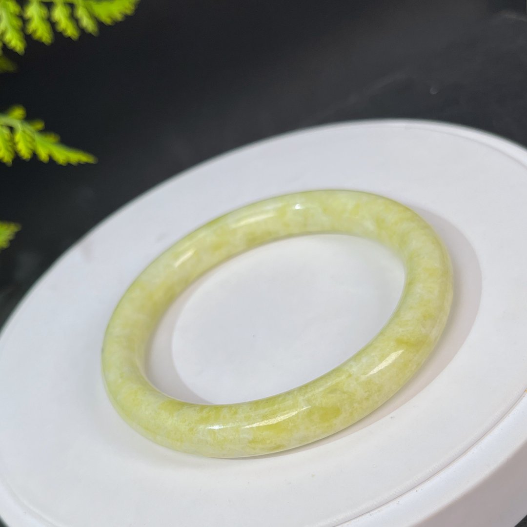 独特菜花玉手镯60MM 玉化淡黄色圆条玉手环 质地温润 色泽宜人 - 手链/手环 - 玉石 