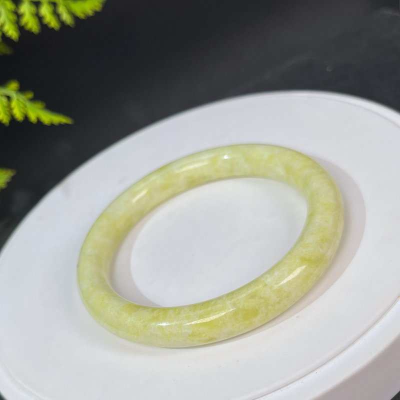 独特菜花玉手镯60MM 玉化淡黄色圆条玉手环 质地温润 色泽宜人 - 手链/手环 - 玉石 