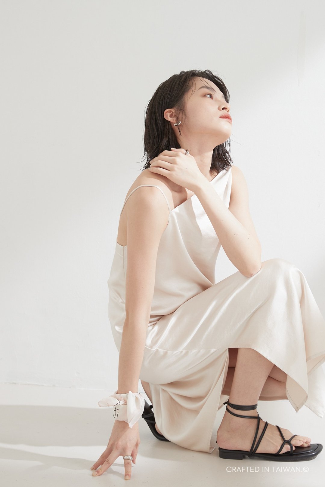 领垂褶感光滑缎面洋装 / 粉杏色 - 洋装/连衣裙 - 其他人造纤维 粉红色