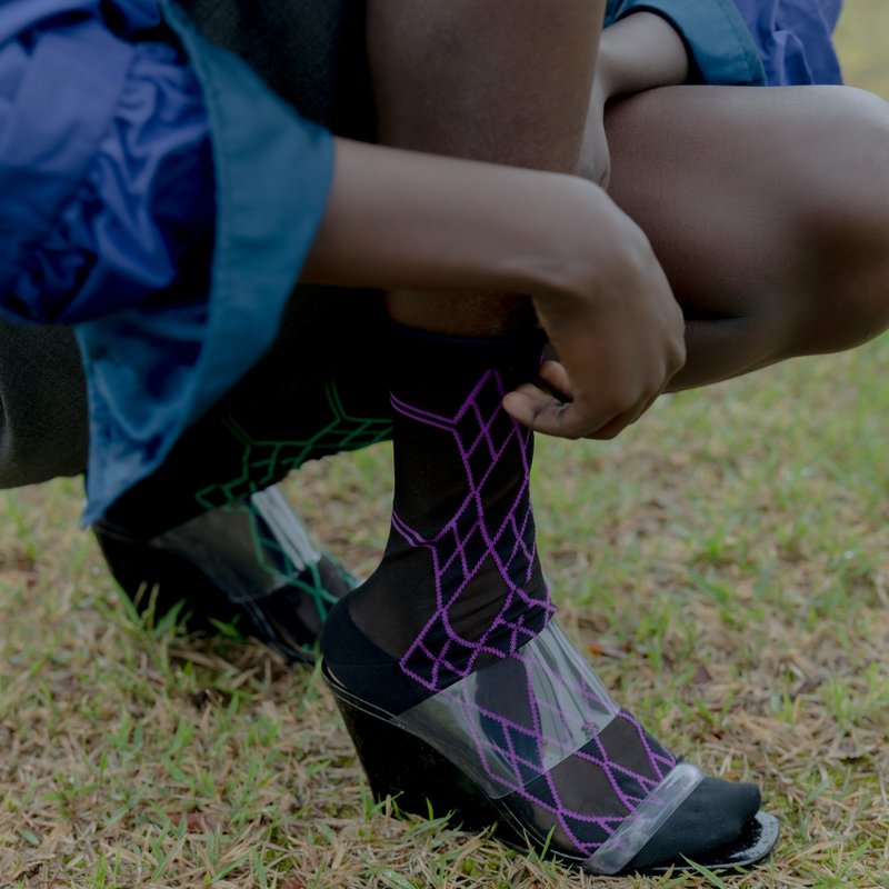 T073 Rim Argyle 荧光色系变形菱格不对称透肤袜 - 袜子 - 棉．麻 黑色