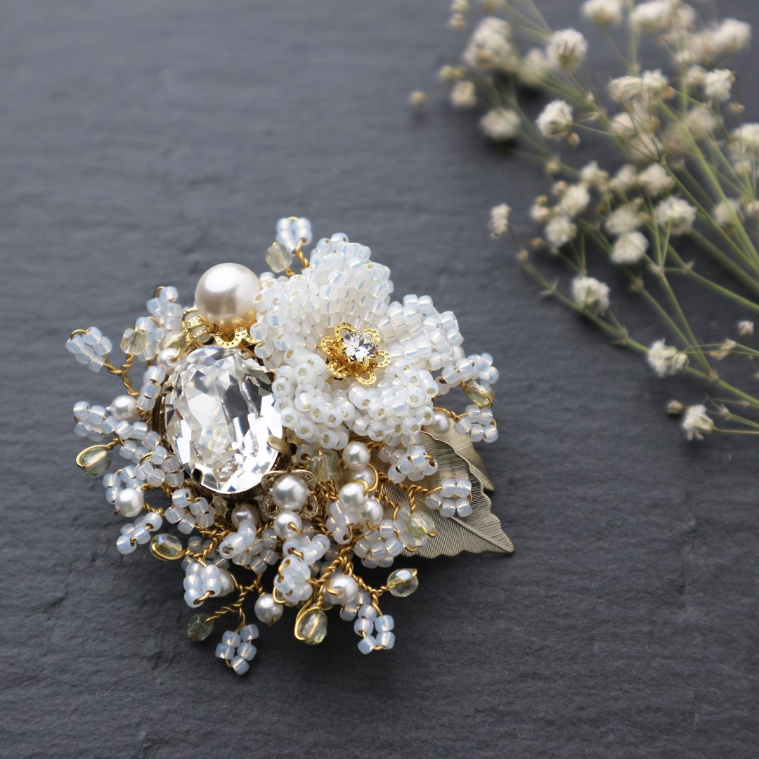 Beaded Bouquet Brooch (White) - 胸针 - 玻璃 白色