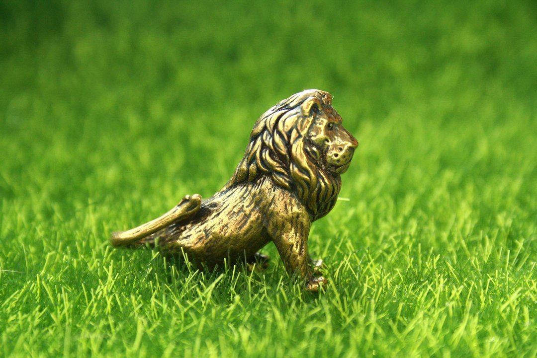 Lion statuette, miniature of bronze, metal figurine (Zodiac sign) - 摆饰 - 铜/黄铜 