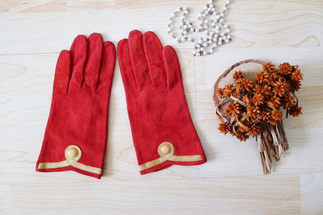 70s-80s Vintage Red Suede Gloves for Women,Embellishment with gold thread - 手套 - 真皮 红色