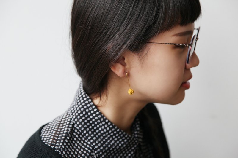 NEW / 金杖球黄刺刺小松果球垂坠 耳针 / 夹式耳环 - 耳环/耳夹 - 粘土 黄色