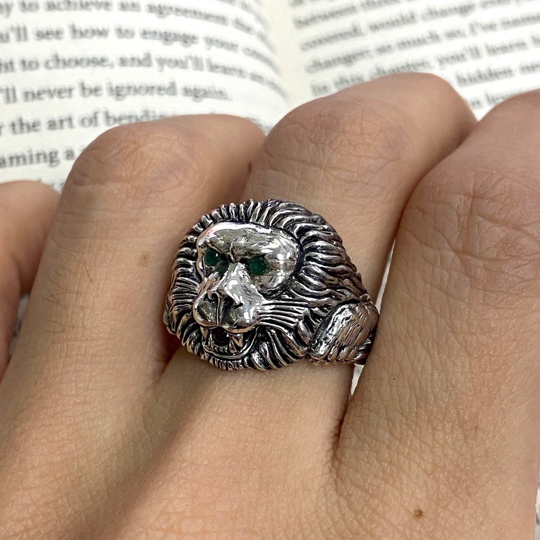 Antique Style Lion Head Ring with Emerald Stone 925 Sterling Silver - 戒指 - 纯银 银色