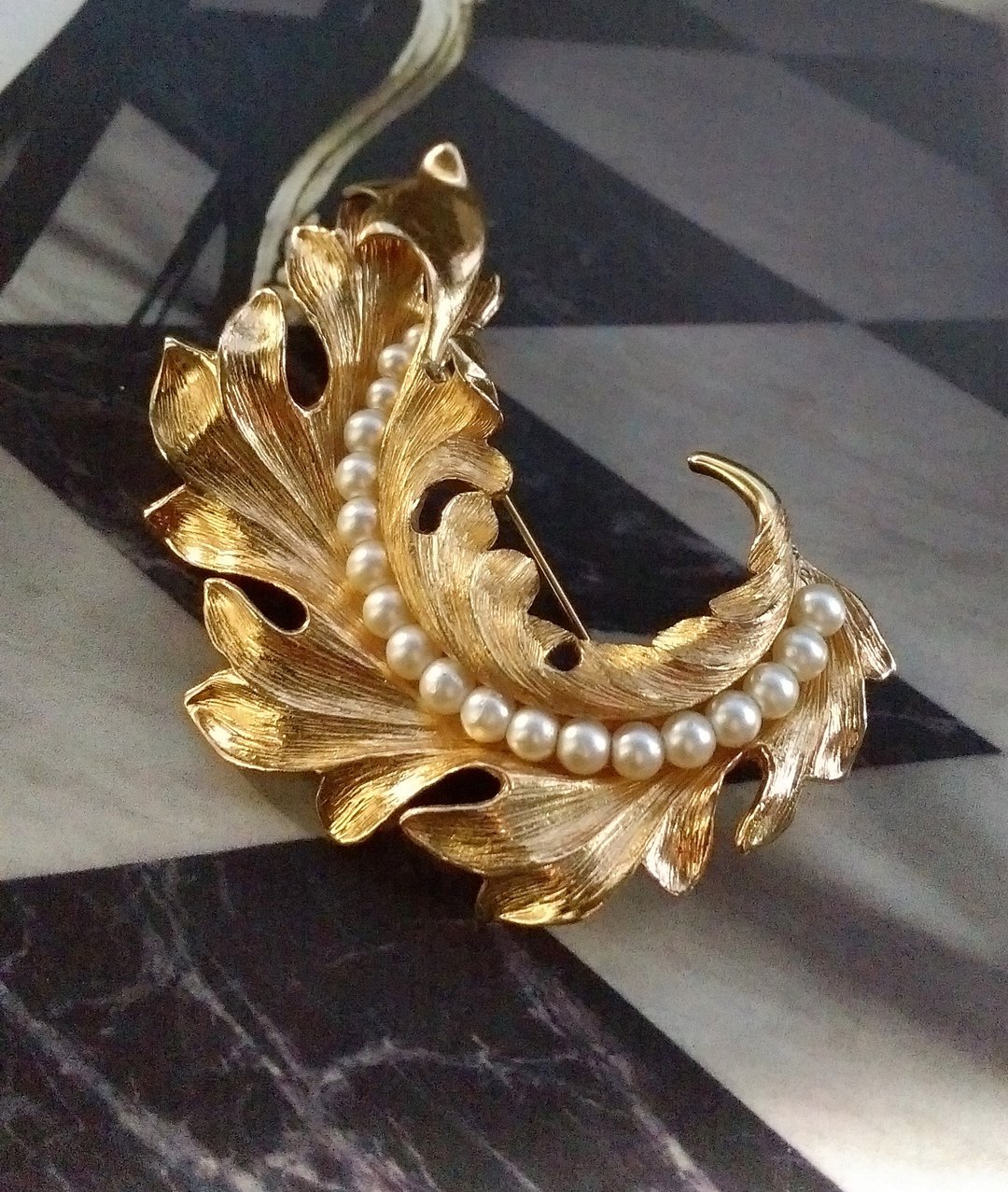 西洋古董饰品。Napier 珍珠卷叶 大别针 - 徽章/别针 - 其他金属 金色