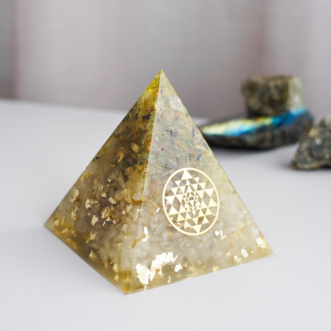 【白晶、金发晶】奥根水晶能量金字塔Orgonite 8x8 cm - 摆饰 - 水晶 多色