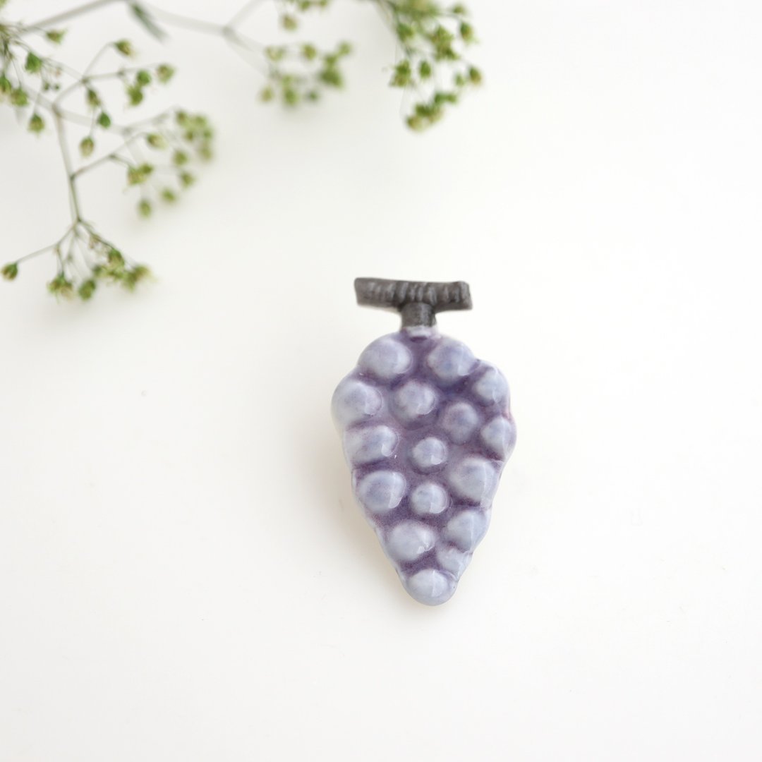 Grape pin brooch - 胸针 - 瓷 紫色