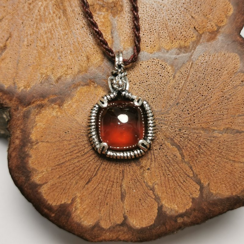 圆角方型石榴石-纯银编设计小坠/搭配防水蜡线项链 - 项链 - 半宝石 红色