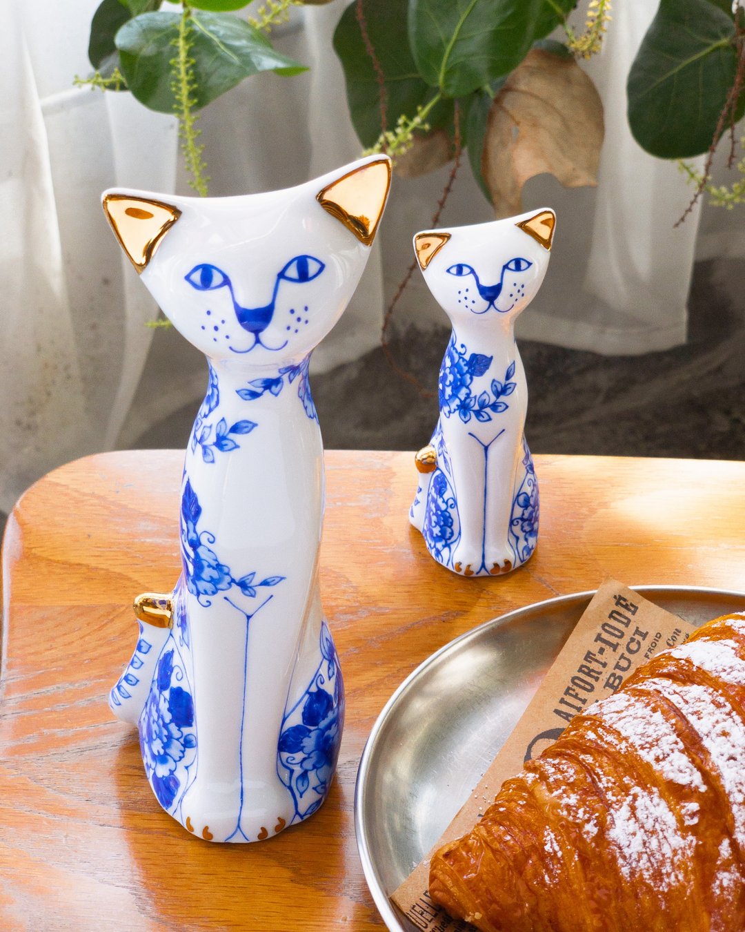 【纯金手绘猫咪瓷像x 2/ 金耳蓝彩花瓷貓】礼物组_小猫可当椒盐罐 - 摆饰 - 瓷 白色