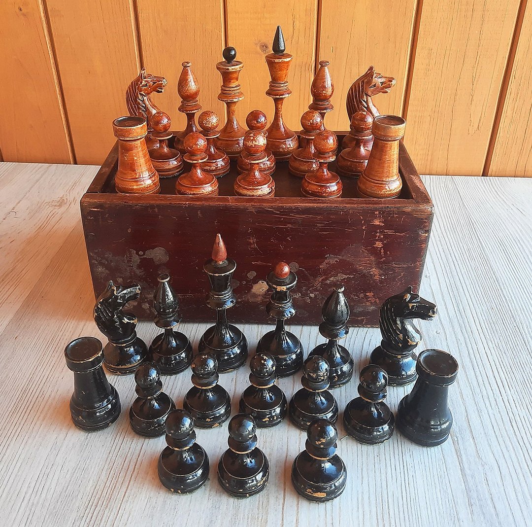 古董俄罗斯棋子木盒 – 老苏联西洋棋棋子红黑 1950 年代 - 桌游/玩具 - 木头 